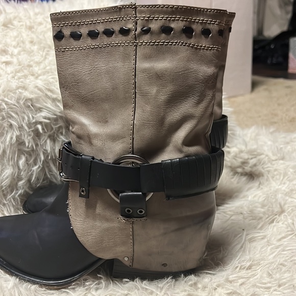 Two Lips  stylish ankle boots women's size 6 - Picture 2 of 7